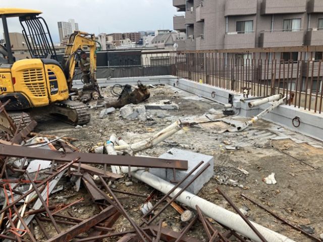 鉄筋コンクリート造三階建て解体工事(東京都立川市高松町)工事中の様子です。